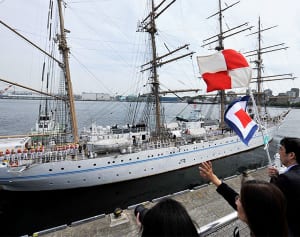 「貴婦人」優雅に出港・横浜