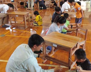 自分の机「できた」　国頭小新1年生組み立て　地元木材、6年間使用へ