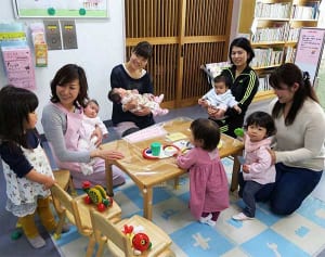 相互保育でママ笑顔　子守の間にヨガ、仲間づくりも　都筑