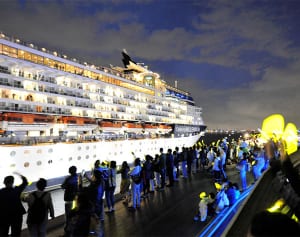 1万人が客船見送り　横浜・大さん橋国際客船ターミナル