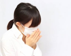 「背骨圧迫骨折」の危険も…くしゃみを我慢してはいけない理由