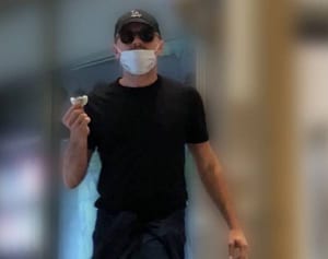 レオ様　日本のデパ地下に！23歳年下恋人と試食しまくり1時間