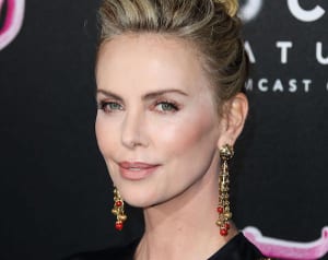 シャーリーズ・セロン、育児疲れの母親役で22キロ増量