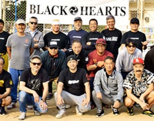 サーファーが薬物防止訴え　北谷でソフトボール交流