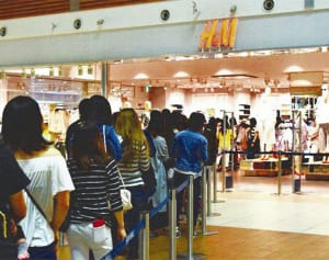 安室ちゃんになれる1着求め　「H＆M」×安室奈美恵コラボ商品発売　地元沖縄でも行列