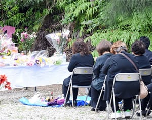 父「みんな来たよ」、涙で献花台に　米軍属女性暴行殺人事件から2年