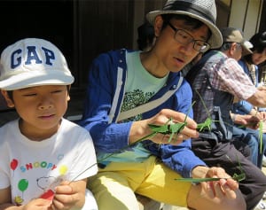 シュロの葉で草バッタ作り　川崎市立日本民家園