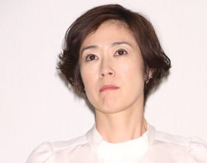 寺島しのぶ“女性ホルモンあふれた”英語講師のハグ