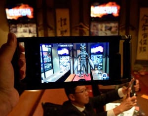 バルタン店長とパチリ　 川崎「怪獣酒場」でAR