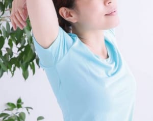 家でできる運動を伝授「肩甲骨を寄せるだけでバストアップ」
