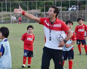 宮古島初のサッカークラブチーム発足　レアンドロ監督、熱血指導