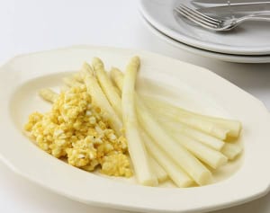 ゆで汁は捨てない！世界を回る料理人はアスパラガスをどう調理する？