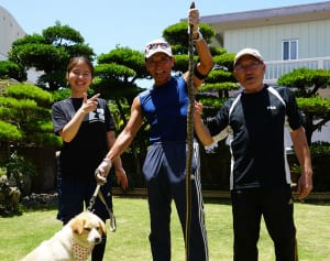 1・75メートル大物ヘビ捕獲　うるま・野原さん宅　タイワンスジオ出現　名人當真さん協力