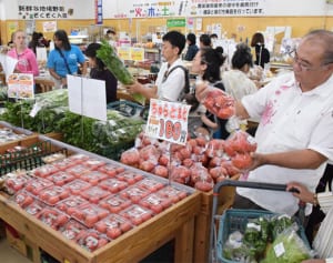 軽トラック市、英語のポップなどで幅広い客層にリーチ　JA中部直売所