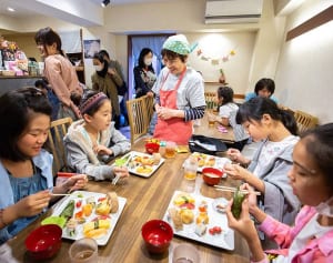 「ワンコインならゲーセンのコインでもOK」“元祖子ども食堂”の思い