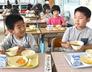 絵本の料理が給食に　読谷・古堅調理場 月1度提供　食を通じて読書に興味