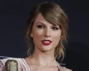 テイラー・スウィフトのEarth, Wind & Fireのカバー曲、作詞家が酷評