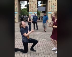 サプライズプロポーズにすぐ「イエス」と言わない彼女……その驚きの理由とは