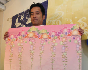 紅型、ミンサー 壁紙に　一般住宅向けに展開