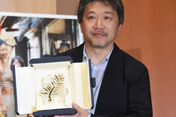 人生は一度きり」是枝裕和監督の原点にあった亡き父の言葉 | 女性自身