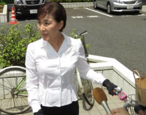 松居一代　帰りは立ちこぎ！報道陣驚かせた警察署でのやり取り