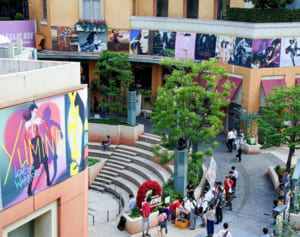 外壁に並ぶユーミン　川崎で写真展　デビュー45周年