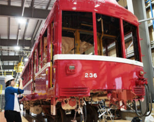 京急、歴史的電車輝き再び　修復し新車同然に