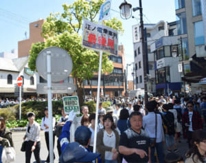 江ノ電の住民優先「続けて」9割　社会実験回答、観光客も8割が理解