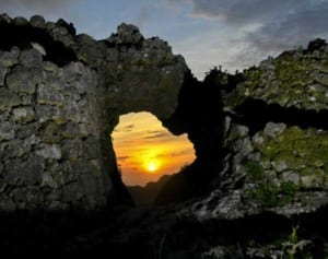 きょう夏至　神秘の「太陽の門」　玉城城跡