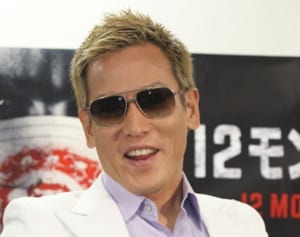 じゅんいちダビッドソン ネタ披露中、猿にドロップキックくらう