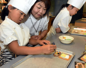 お父さんに感謝の逸品を　平塚、子どもら手作り作業に汗