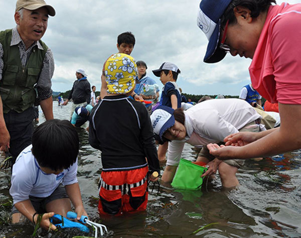 「潮干狩り超人」が極意伝授　横浜・海の公園