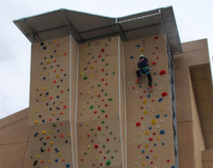 松田に13mクライミング壁が登場　老朽施設を再生