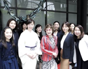 子どもと同じ机で勉強…40代での「学びの場」は人生の宝に