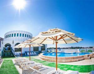 ローズホテル横浜がナイトプール初営業　中華街で唯一