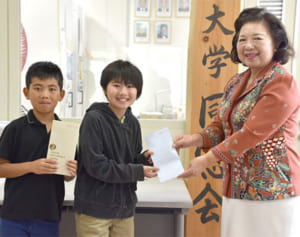 小遣いコツコツ6000円寄付　小5男児2人、琉大同窓会に