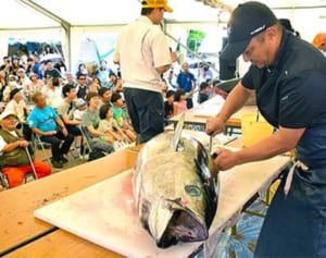 高速！ 1分でマグロ解体　「早さばき」カオさんが2連覇　沖縄県那覇市泊でお魚フェア