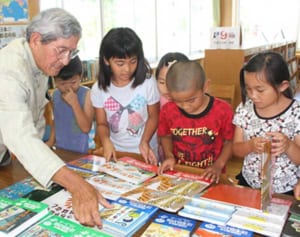 狭心症患いながら新聞配達で資金　73歳の男性が学校に本を贈り続ける理由