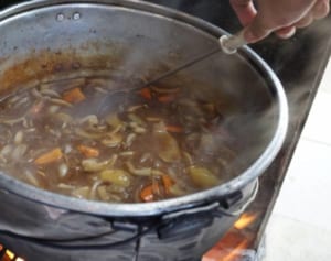 食中毒防ぐ新常識、キャンプのビーフカレー作り置きは危険！