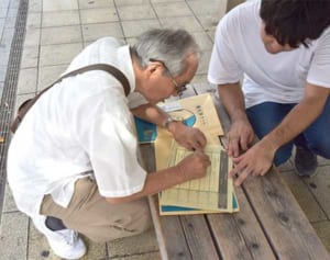 那覇市街で署名活動　県民投票の会、買い物客ら応じる