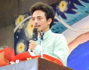 満島真之介さん、母校・沖縄東中で“逆サプライズ”