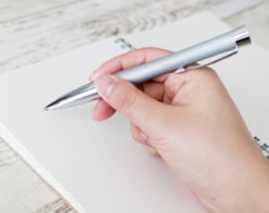 認知症を予防するにはメモ帳を持って散歩に出かけよう