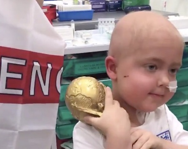 脳腫瘍と戦う男の子を笑顔にした「ぼくだけのワールドカップ」