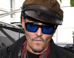 ジョニー・デップ、撮影スタッフを殴って訴えられる