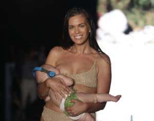 水着モデル、授乳しながらランウェイに登場