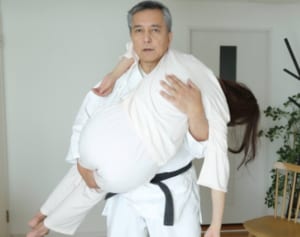 俳優・榎木孝明が伝授！女性を助ける「古武術介護」の心得