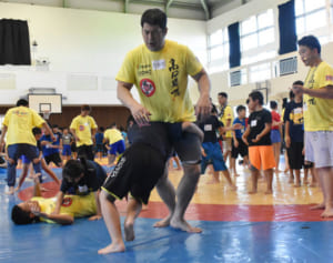 楽しくレスリング♪　高田延彦さん、児童指導　うるま・南原小学校