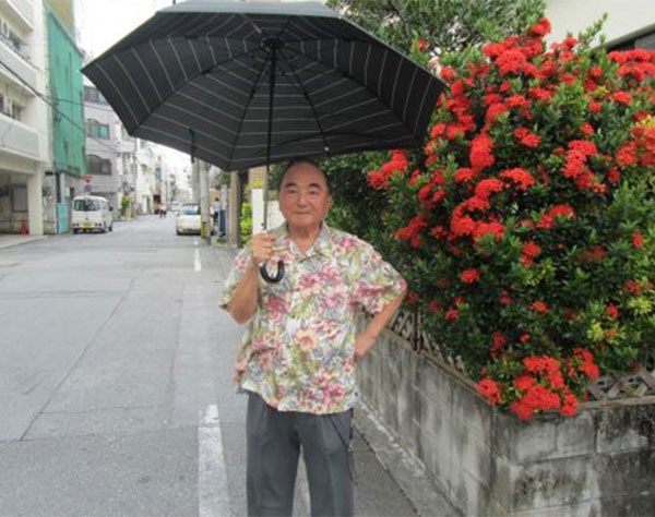 50年前から日傘を使っている“元祖”「日傘男子」が沖縄に！　“元祖”は今のブームをどう思っている？