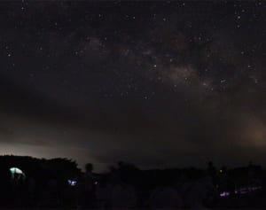 満天の星に包まれ　竹富・加屋真島七夕星まつり　無人島で200人感動