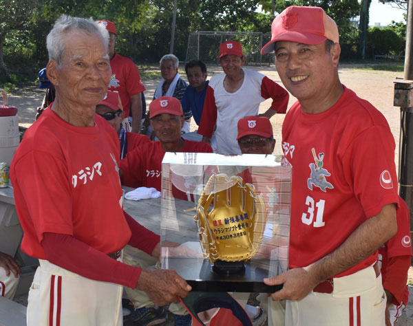 85歳の新垣さん、俊足巧打　ソフトボール　奮闘たたえ表彰　読谷村